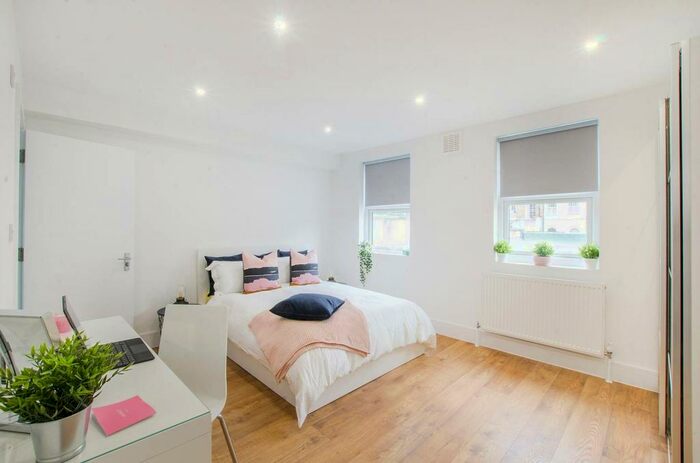 3 Bedroom Flat To Rent In Camberwell Road, Camberwell, London, SE5