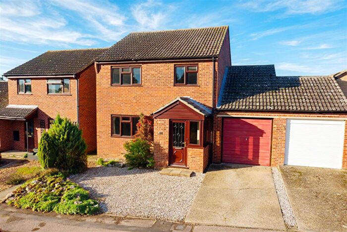 3 Bedroom Link Detached House For Sale In Gawdy Close, Harleston, IP20