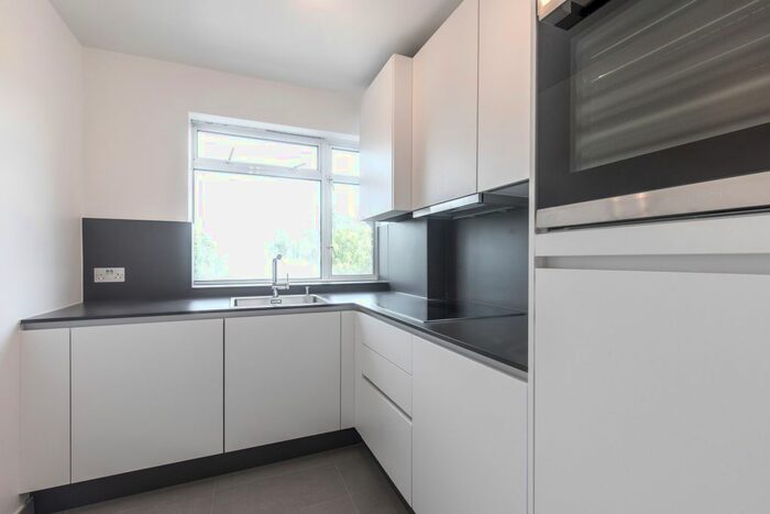 2 Bedroom Flat To Rent In High Street, London, N14
