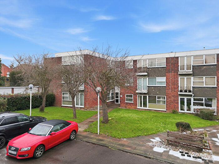 2 Bedroom Flat For Sale In Ardleigh Court, Hutton Road, Brentwood, CM15