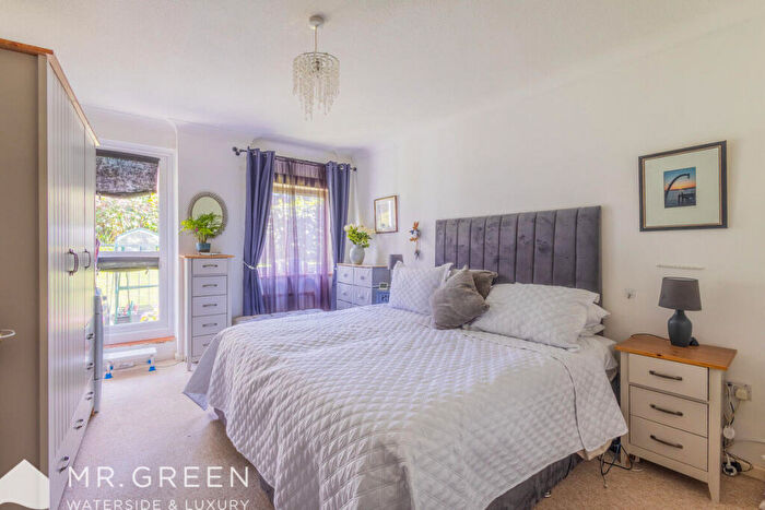 2 Bedroom Flat For Sale In Christchurch Road, Bournemouth, BH1