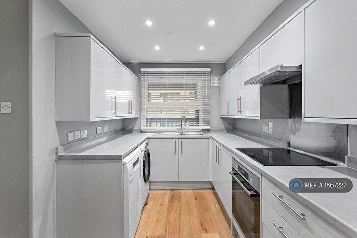 4 Bedroom Flat To Rent In Camberwell Grove, London, SE5