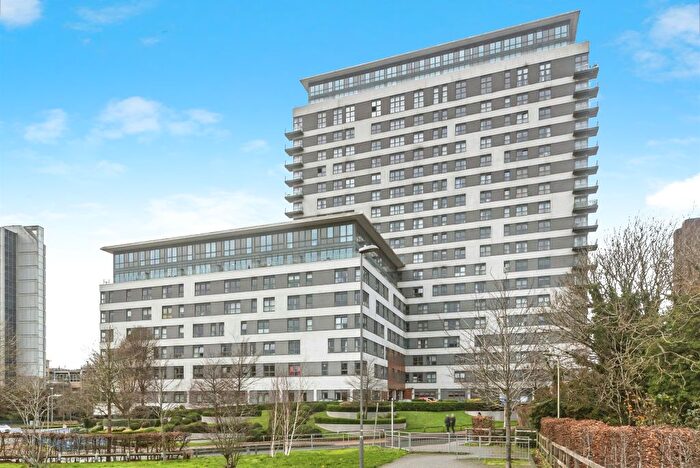 2 Bedroom Flat For Sale In Skyline Plaza, Alencon Link, Basingstoke, RG21
