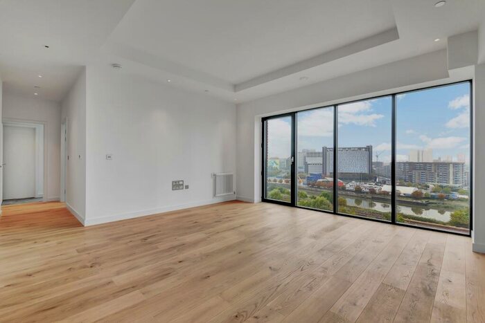 2 Bedroom Apartment To Rent In Modena House, London City Island, London, E14