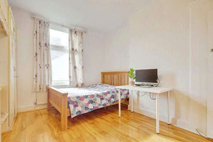 3 Bedroom Terraced House For Sale In Fairfax Drive, Westcliff-on-sea, SS0