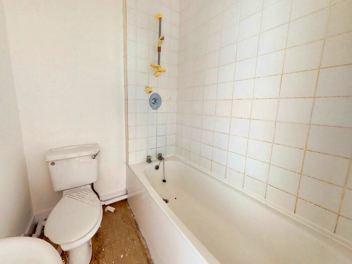 2 Bedroom Flat For Sale In First Floor Flat, Connaught Road, Folkestone Kent, CT20