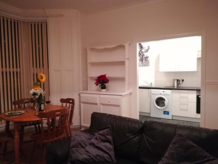 1 Bedroom Flat To Rent In Sketty Road, Uplands, SA2