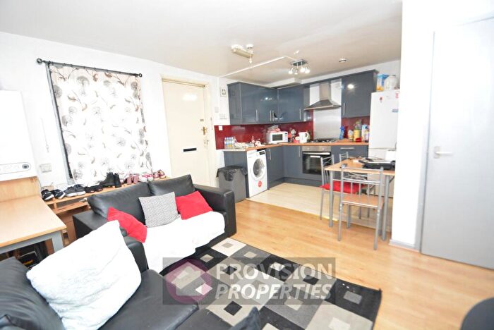 3 Bedroom Flat To Rent In Regent Terrace, Hyde Park, Leeds, LS6
