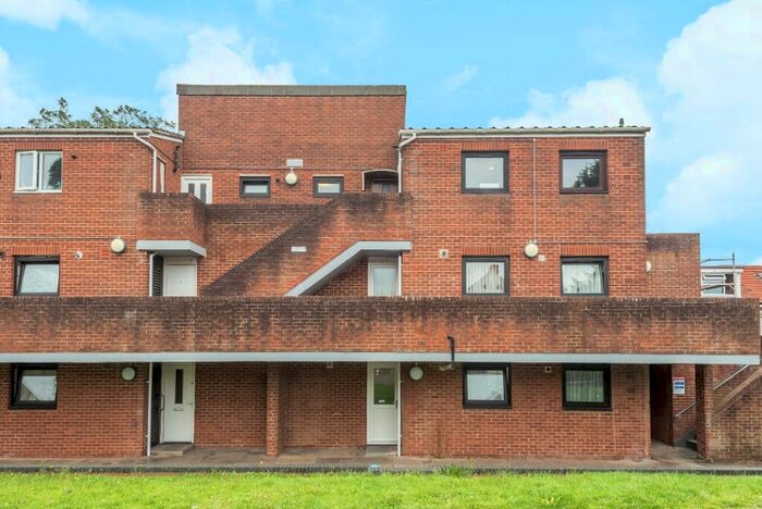 2 Bedroom Flat To Rent In Drayton Walk, Kingsthorpe, Northampton, NN2