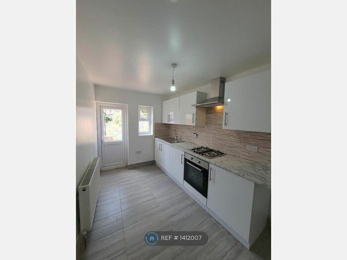 3 Bedroom End Of Terrace House To Rent In School Road, Dagenham, RM10