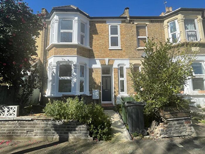 3 Bedroom Flat To Rent In Scotts Road, Leyton, London, E10