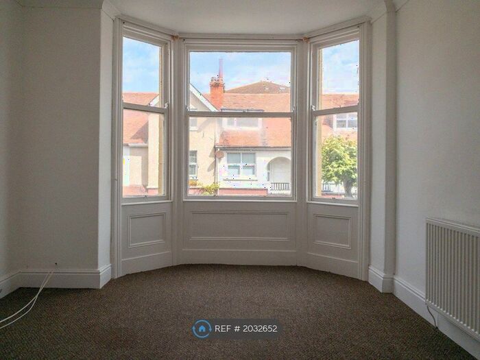 2 Bedroom Flat To Rent In Victoria Avenue, Llandudno, LL30