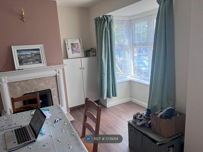 3 Bedroom End Of Terrace House To Rent In Brockhurst Road, Chesham, HP5