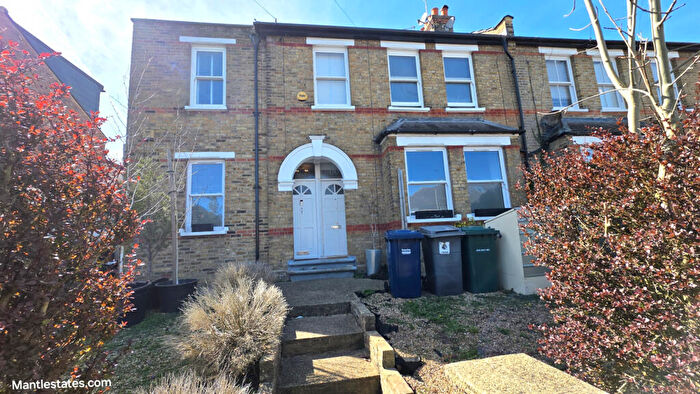 3 Bedroom Maisonette For Sale In Crescent Road, New Barnet, EN4
