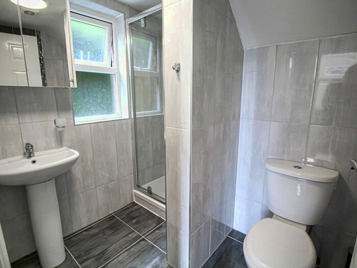 Studio To Rent In Darnley Road, West Park, Leeds, LS16