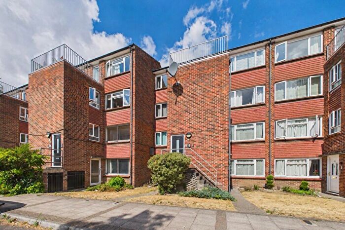 2 Bedroom Maisonette For Sale In Elms Road, Wokingham, Berkshire, RG40