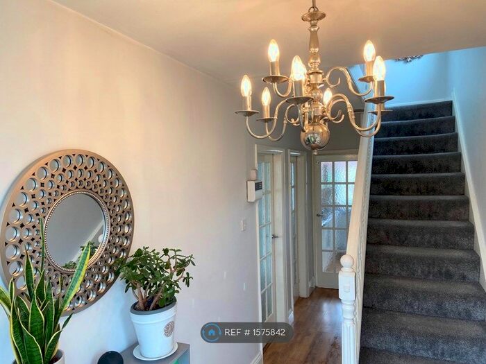 3 Bedroom Semi-Detached House To Rent In Grange Park Rise, Leeds, LS8