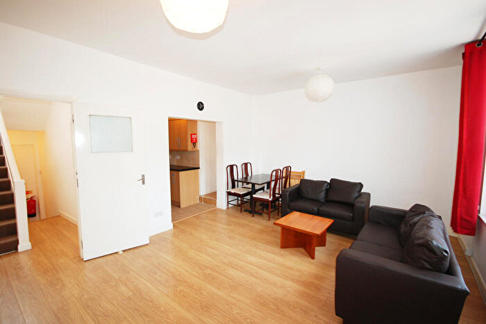 3 Bedroom Flat To Rent In High Road, Wood Green, London, N22