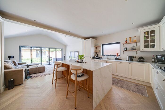 4 Bedroom Semi-Detached House For Sale In Palermo Road, London, NW10
