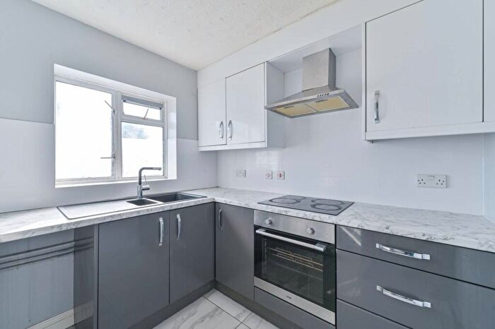 2 Bedroom Maisonette For Sale In Woodville Road, Thornton Heath, CR7