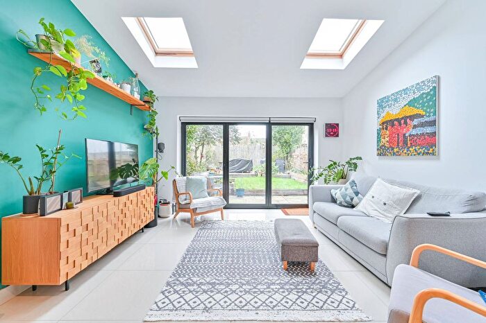 3 Bedroom Flat For Sale In Herne Hill Road, Herne Hill, London, SE24