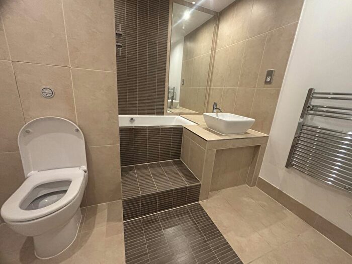 2 Bedroom Flat To Rent In Jefferson Place, Fernie Street, Green Quarter, M4