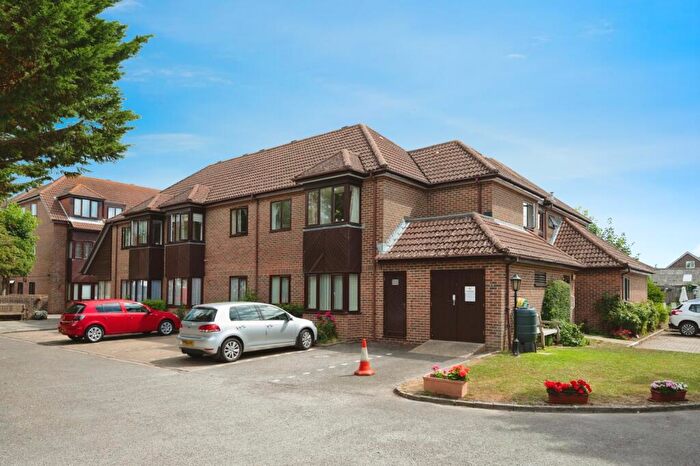 1 Bedroom Flat For Sale In Staunton Avenue, Hayling Island, Hampshire, PO11