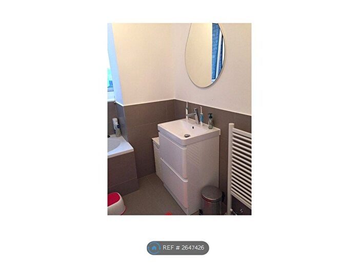 2 Bedroom Flat To Rent In Trade Tower, London, SW11