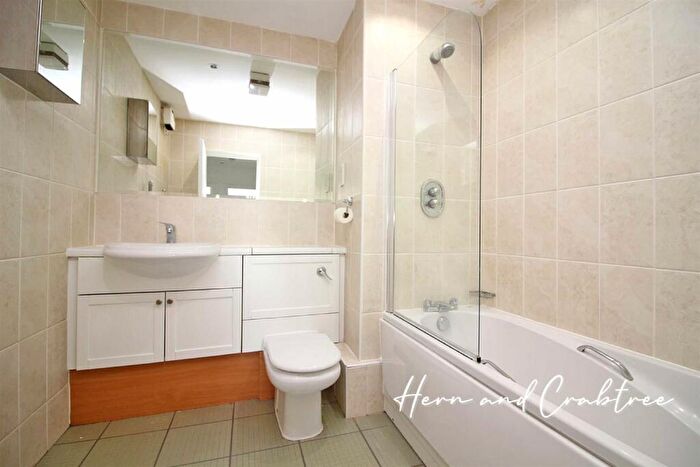 3 Bedroom Apartment To Rent In Queen Street, Cardiff, CF10