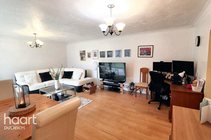 3 Bedroom Flat For Sale In Berry Lane, London, SE21