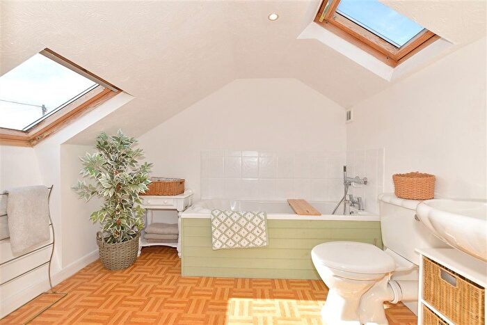 4 Bedroom Chalet For Sale In Essex Avenue, Herne Bay, Kent, CT6