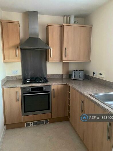 2 Bedroom Flat To Rent In Shanklin House, Newport, PO30