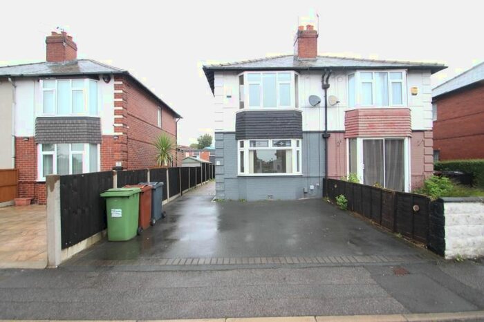 2 Bedroom Property To Rent In Charles Avenue, Leeds, Aehhphhh, LS9