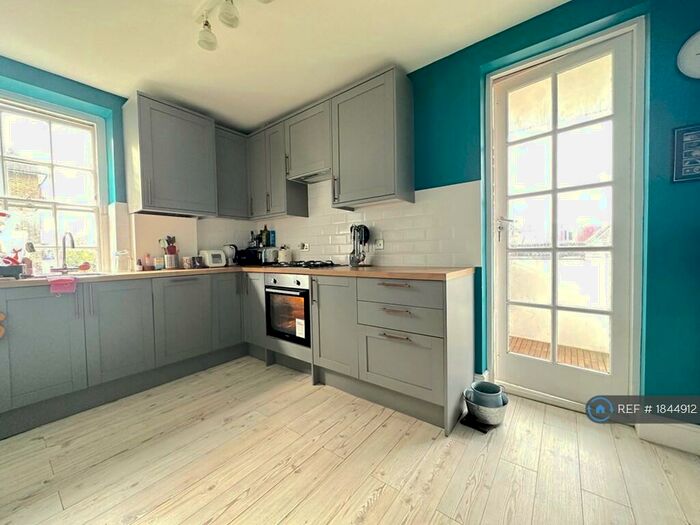 2 Bedroom Flat To Rent In Holloway Road, London, N7