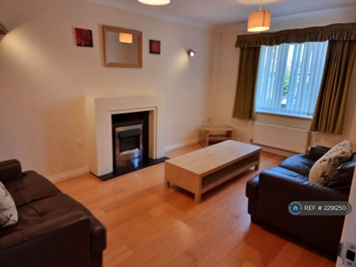 5 Bedroom Semi-Detached House To Rent In Baxendale Road, Chichester, PO19