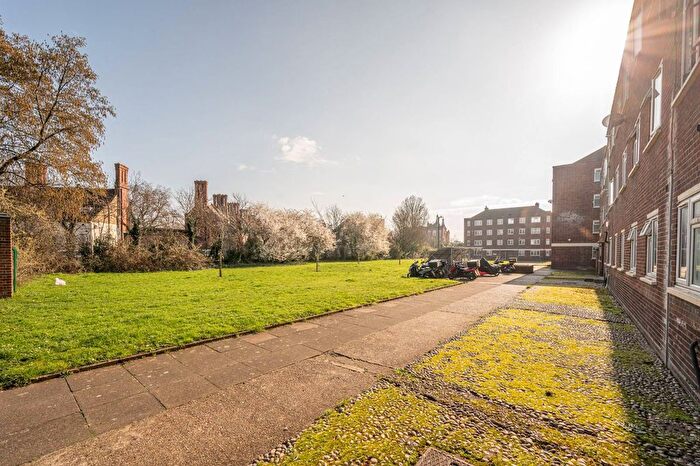 3 Bedroom Flat To Rent In Hazelhurst Road, Tooting Broadway, London, SW17