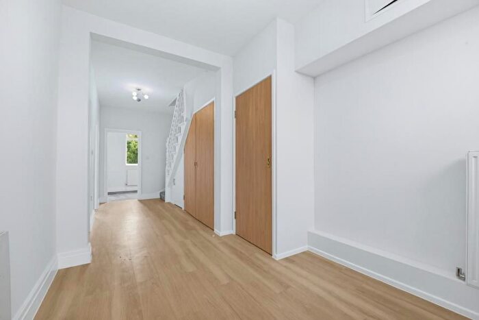 4 Bedroom Flat To Rent In Pitshanger Lane, London, Ealing, W5