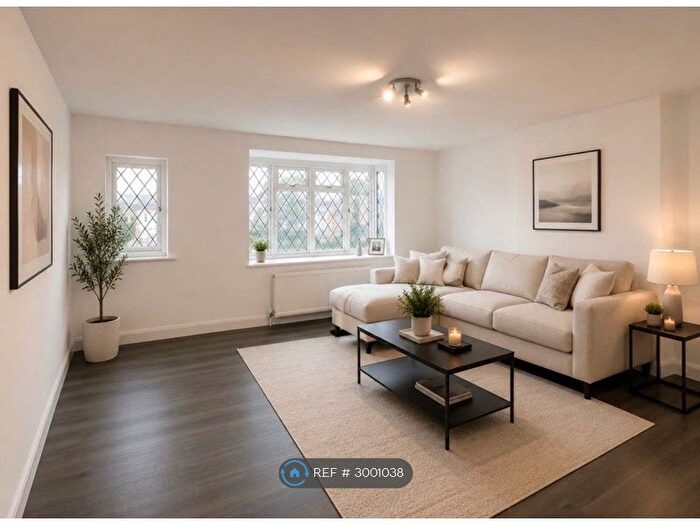 3 Bedroom Flat To Rent In Limpsfield Road, South Croydon, CR2
