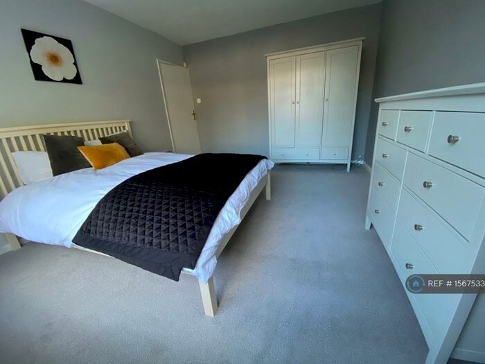 2 Bedroom Flat To Rent In Hillside Court, Leeds, LS7