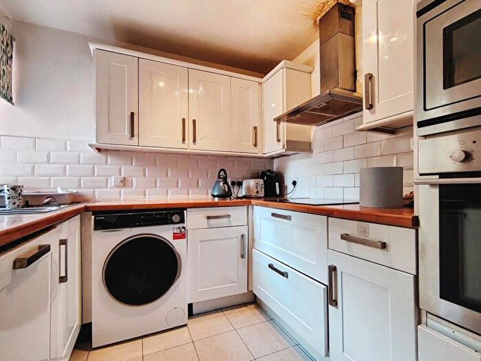 2 Bedroom Apartment For Sale In Epping Close, Reading, Berkshire, RG1