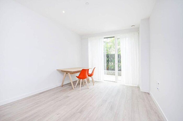 1 Bedroom Flat To Rent In Newnton Close, Stoke Newington, London, N4