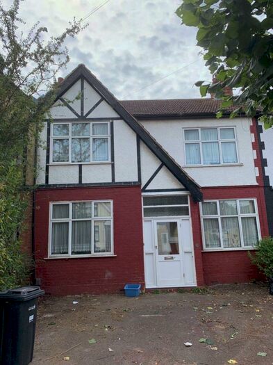 3 Bedroom House To Rent In Derwent Gardens Redbridge, IG4