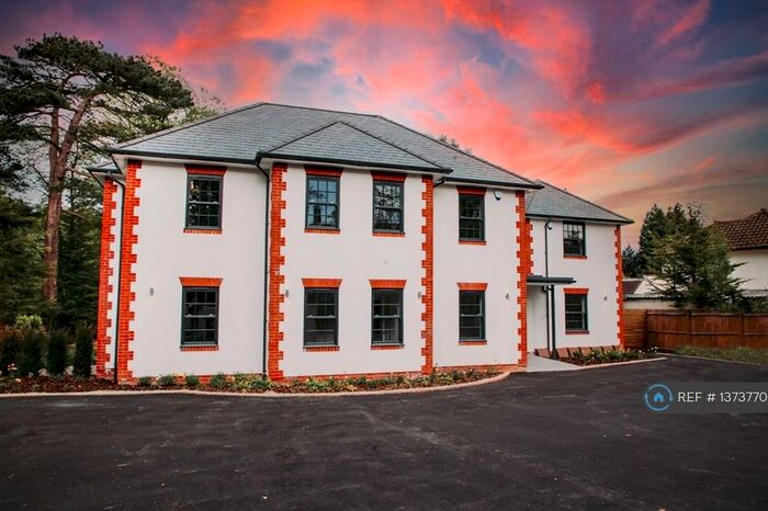 2 Bedroom Flat To Rent In Ringley Park Road, Reigate, RH2