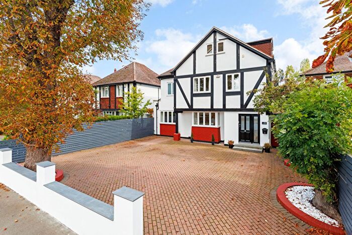 6 Bedroom Detached House For Sale In The Avenue, Sunbury-On-Thames, TW16