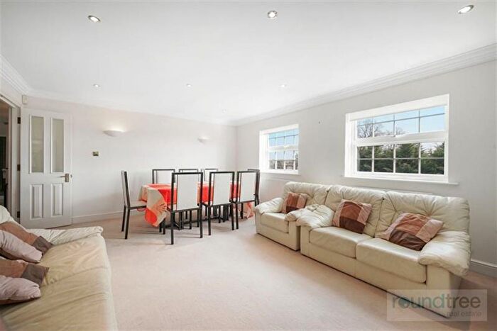 3 Bedroom Flat For Sale In Ambassador Court, Hendon, NW4