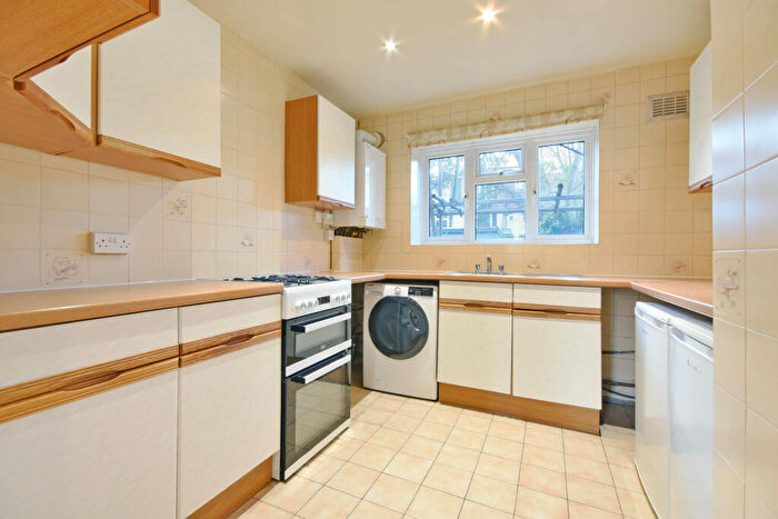 2 Bedroom Flat To Rent In Vines Avenue, Finchley Central, N3