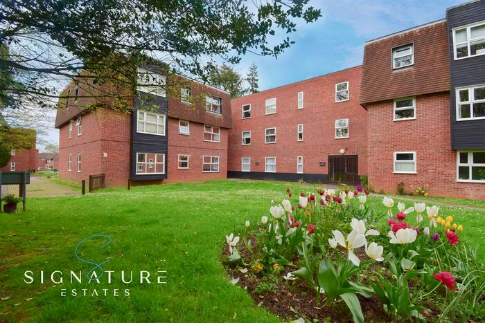 1 Bedroom Flat To Rent In Windsor Close, Bovingdon, Hemel Hempstead, HP3