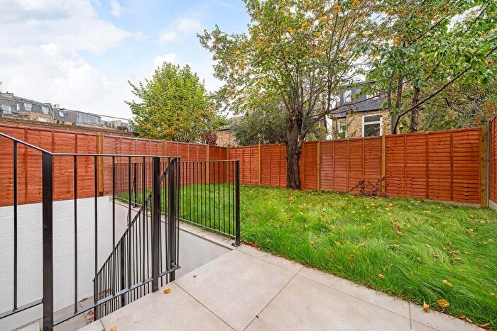 3 Bedroom Flat For Sale In Fernlea Road, SW12