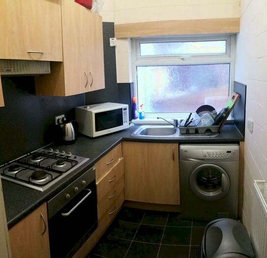 6 Bedroom Property To Rent In Belgrave Avenue, Manchester, M14