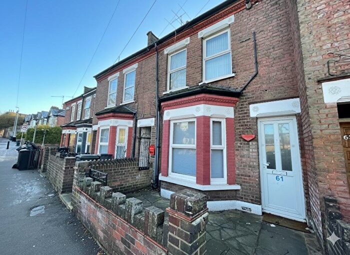 3 Bedroom Terraced House For Sale In Havelock Road, Luton, Bedfordshire, LU2